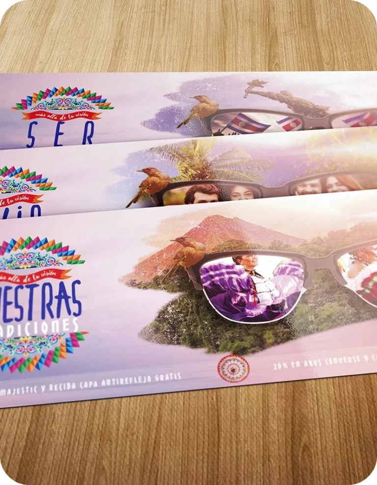 Diseño de flyer publicitario para óptica, con temática cultural y reflejos de lentes que muestran tradiciones nacionales, combinando creatividad visual y promoción comercial