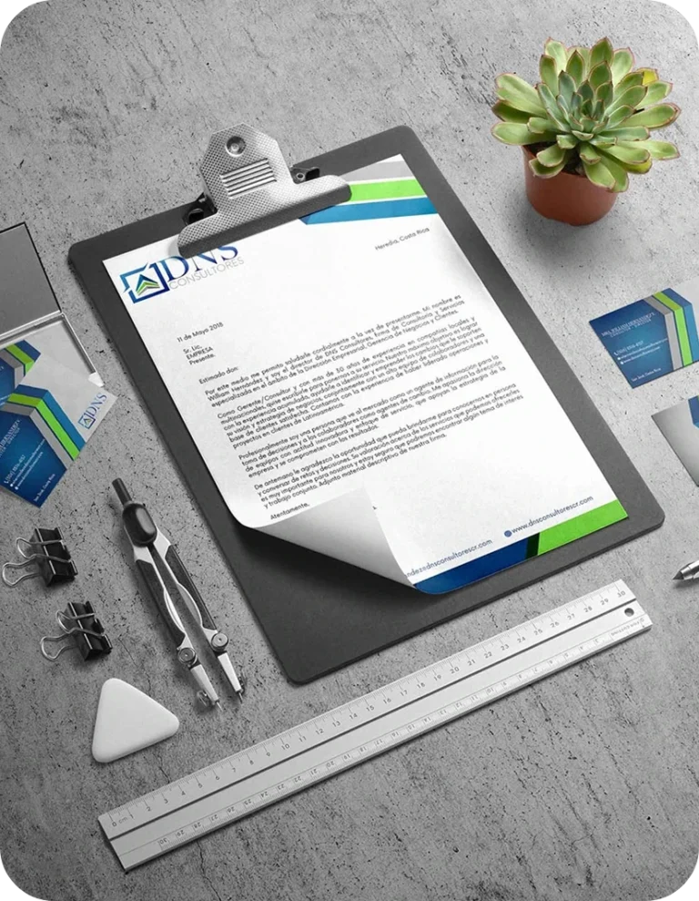 Diseño de papelería corporativa para empresa de consultoría, mostrando hoja membretada, tarjetas de presentación y materiales de oficina con identidad visual profesional